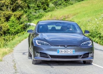 Tesla zwalnia pracowników, ale chce zatrudnić nowych